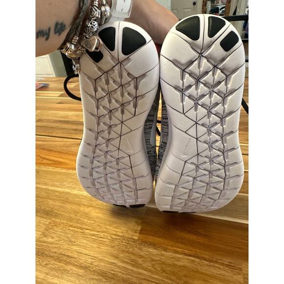 Nike Free Run FLy Knit Shoes Sneakers Womens Size 7 1/2 black white - Picture 4 of 7